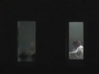голая девушка в окне видео